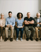 5 Personen sitzen im Wartezimmer © Titelfoto: Fotopix.de - KI modifiziert